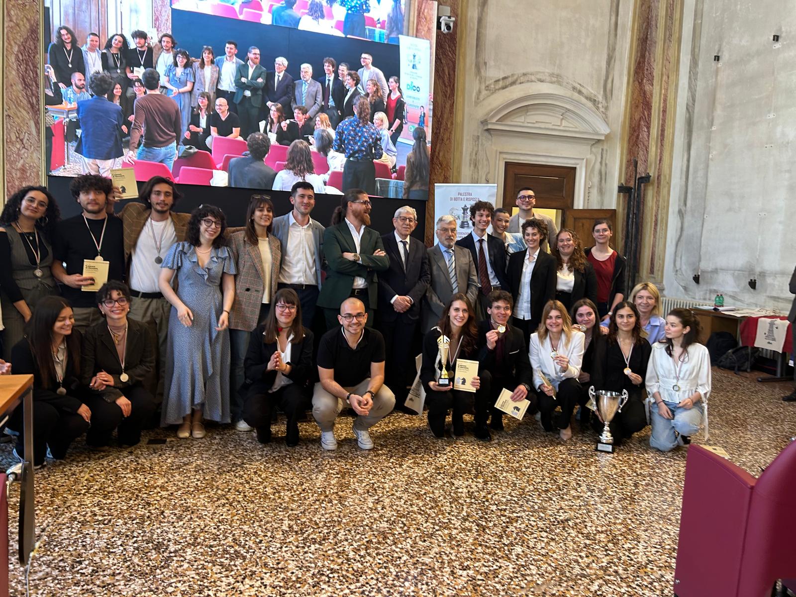 Premiazione del Torneo Interuniversitario di Dibattito con partecipanti, giudici e squadra vincitrice