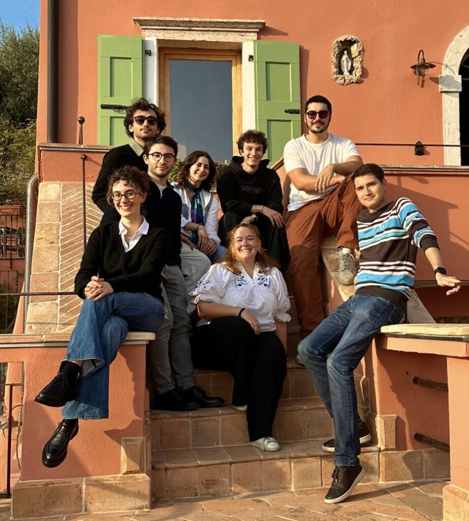 Gruppo di studenti universitari impegnati in attività di dibattito e formazione riuniti all’aperto