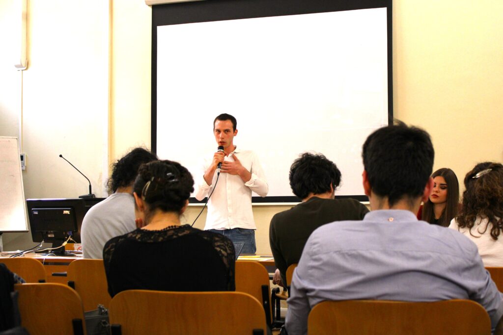 Intervento pubblico durante un incontro di dibattito universitario con studenti in aula