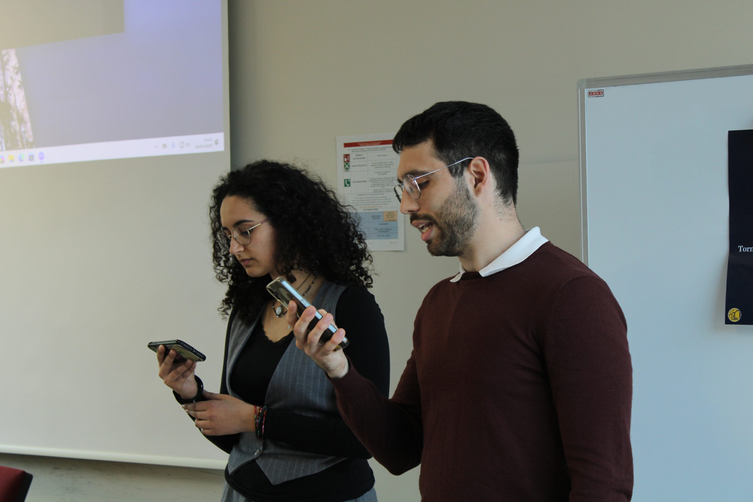 Dibattenti durante la promessa del Torneo Interuniversitario di Dibattito in aula universitaria