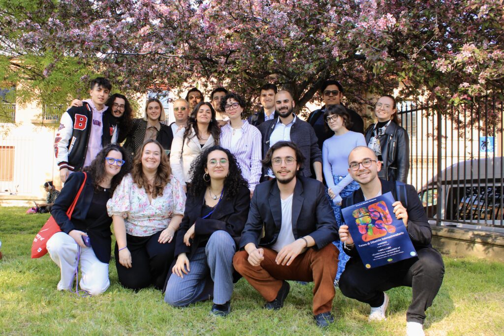 Gruppo di studenti universitari partecipanti al Torneo di Dibattito Interuniversitario riuniti all’aperto
