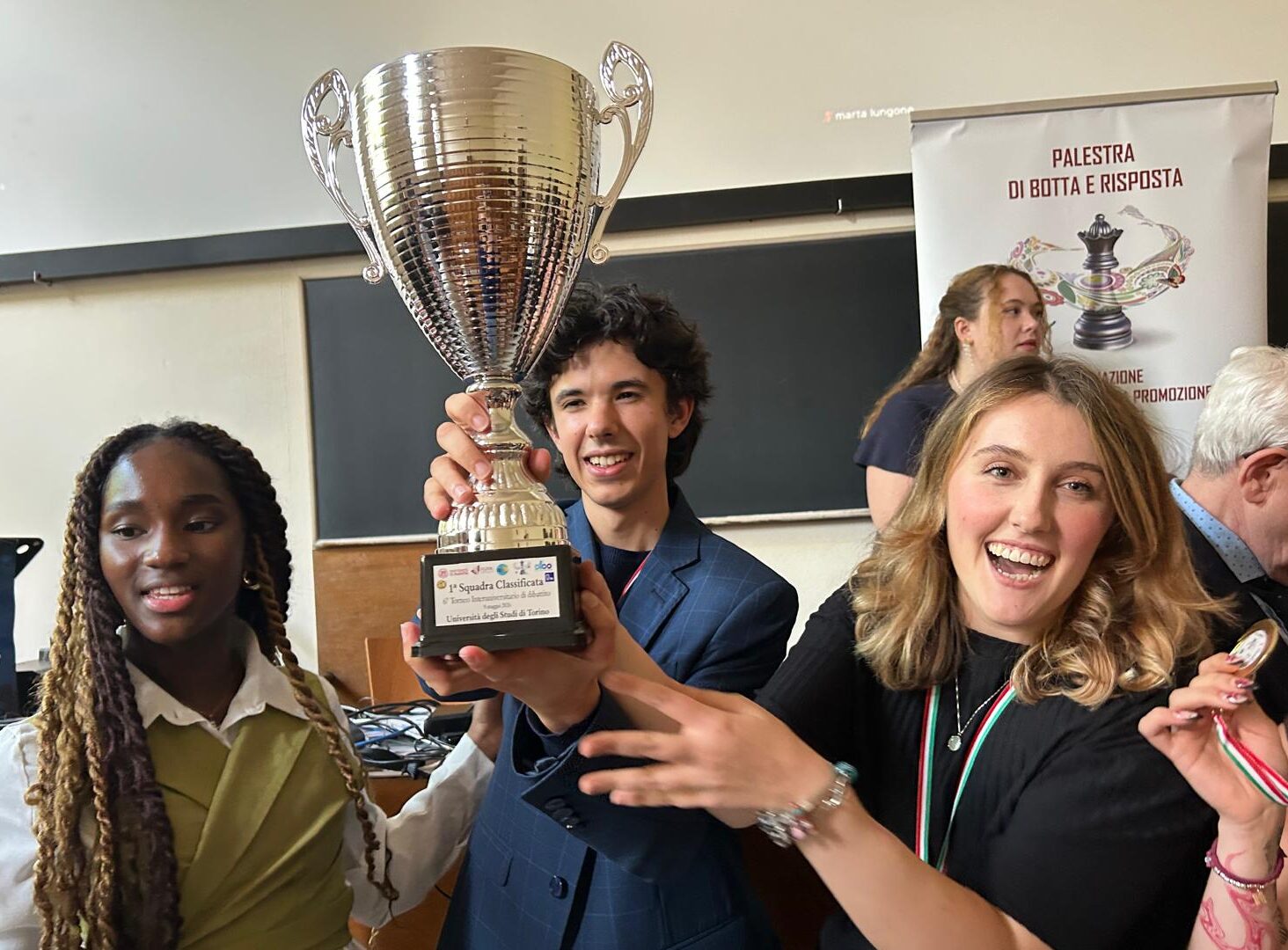 Squadra vincitrice della VI edizione del Torneo Interuniversitario di Dibattito con il trofeo della competizione